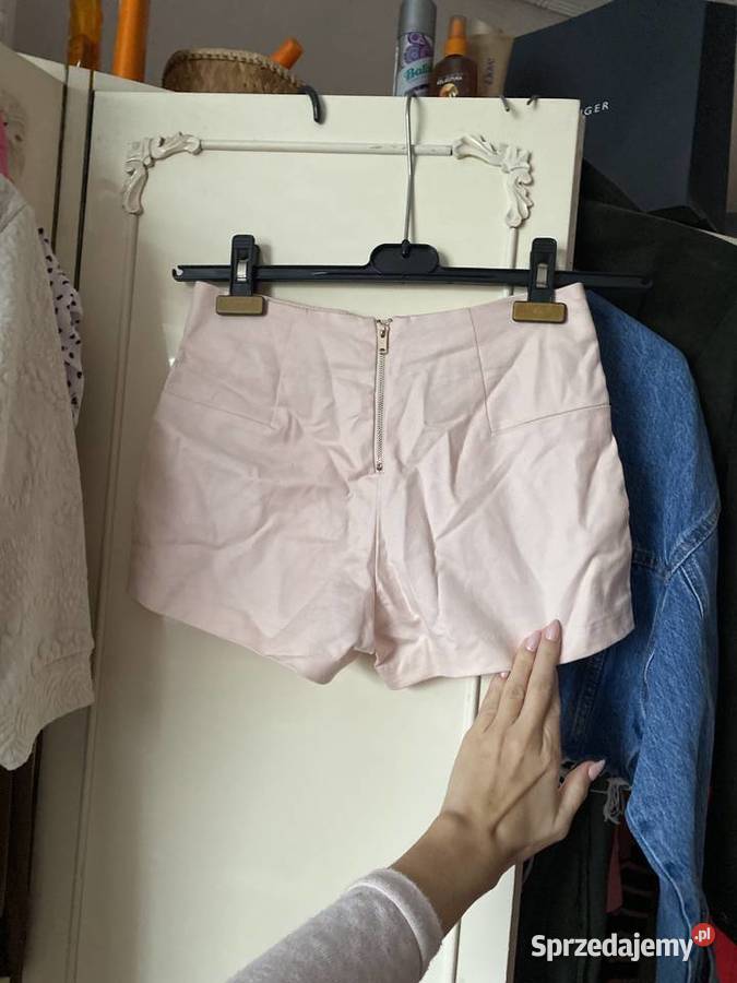 Szorty Bershka pudrowy róż jasny z zamkami zamek Spodnie małopolskie Kraków