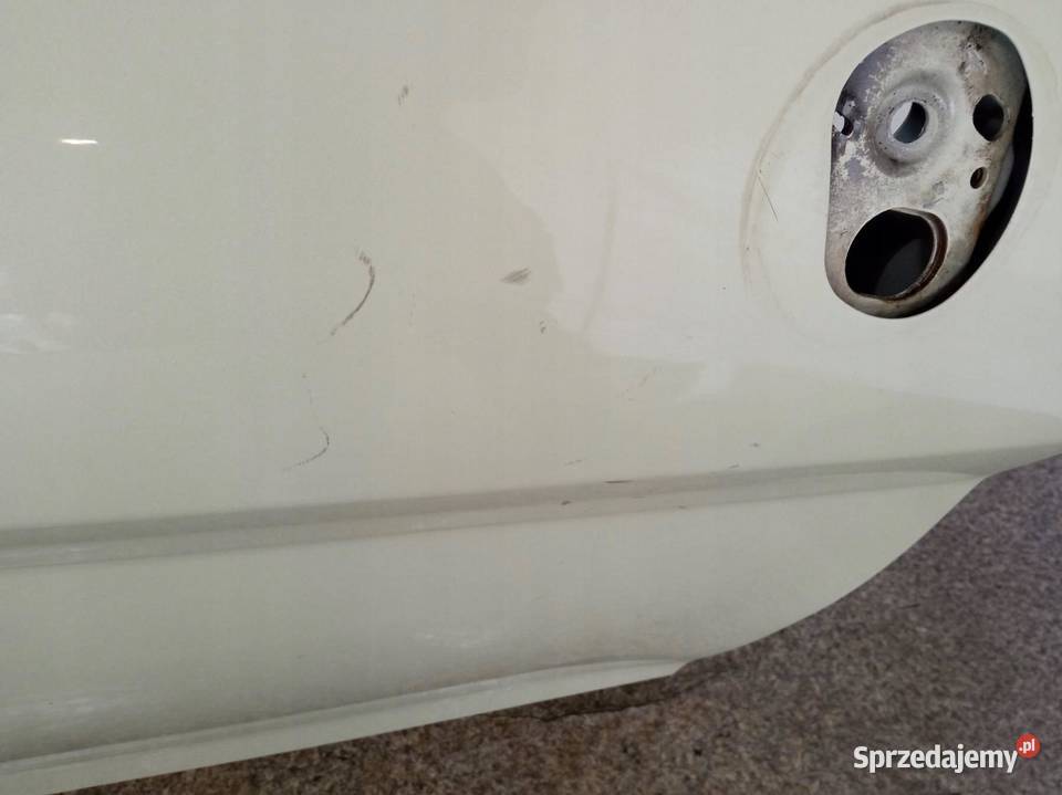 DRZWI PRAWE PRZÓD 49 LEKKO USZKODZONE Ford osobowe