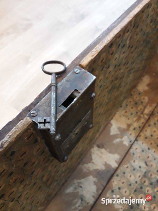 Zabytkowa skrzynia dębowa z okuciami kufer Olkusz