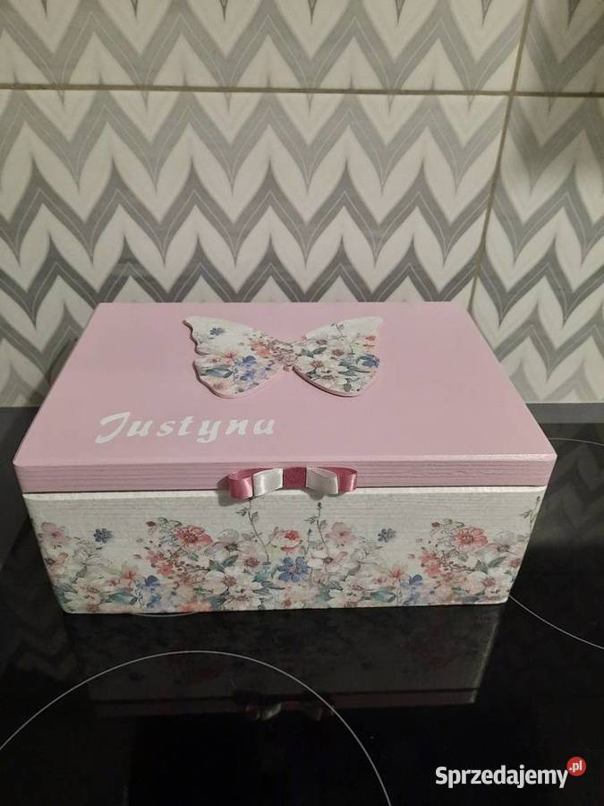 Kuferek kwiatowy z motylem różowy z imieniem opolskie Kędzierzyn-Koźle