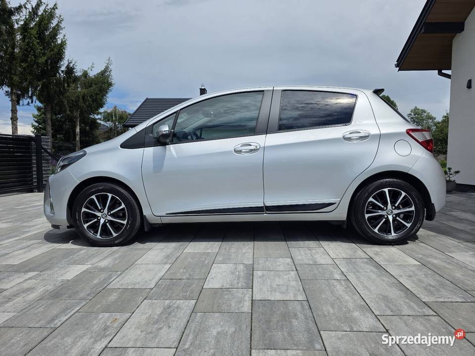 Toyota Yaris 15 111 stan PERFEKT srebrny Niedomice