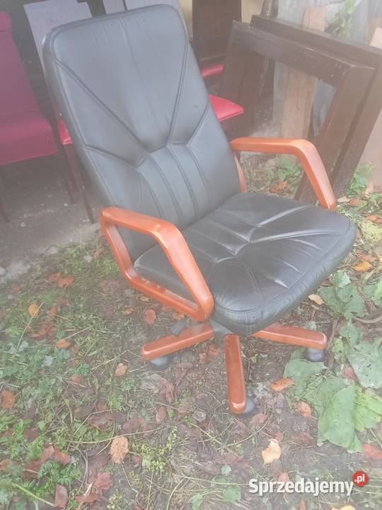 Fotel skórzany obrotowy czarny drewno brązowy Brzozówka sprzedam