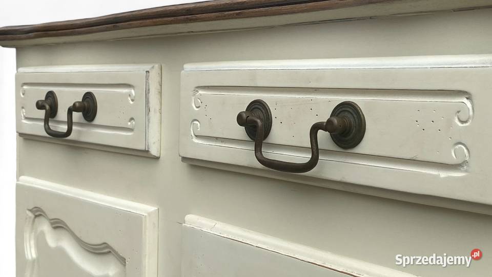 Urokliwa biała komoda rustykalna na giętych Gryfice