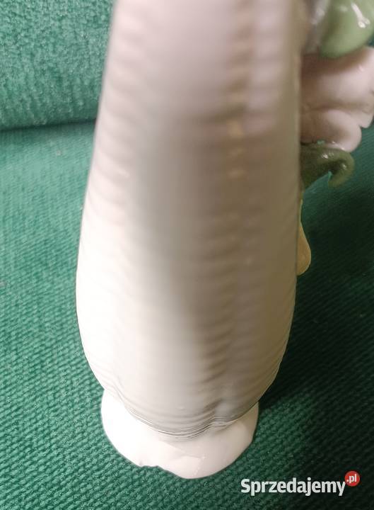 Biały porcelanowy wazonik z trójwymiarowymi