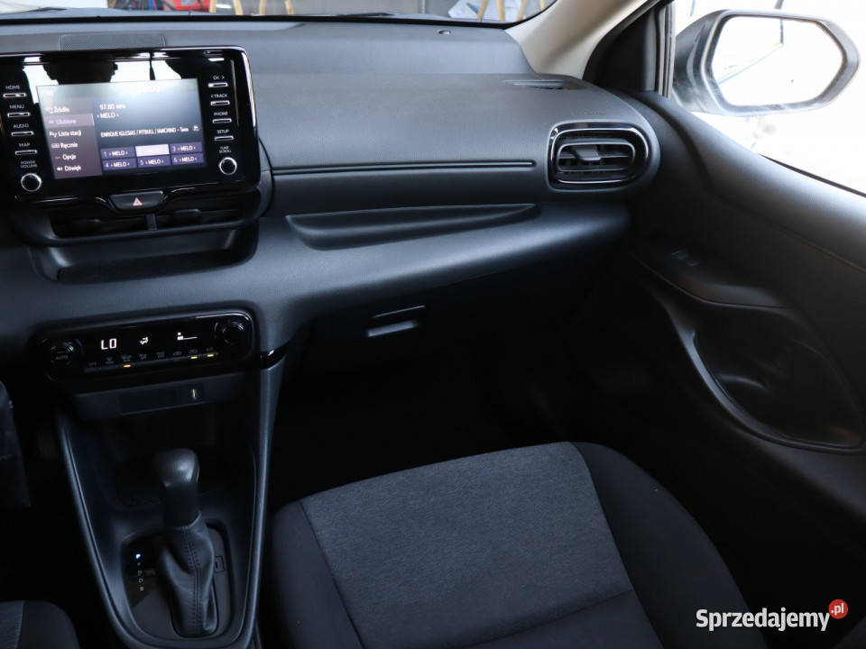 Toyota Yaris 15 VVTi Hybrid pełny VAT Bielany Wrocławskie sprzedam