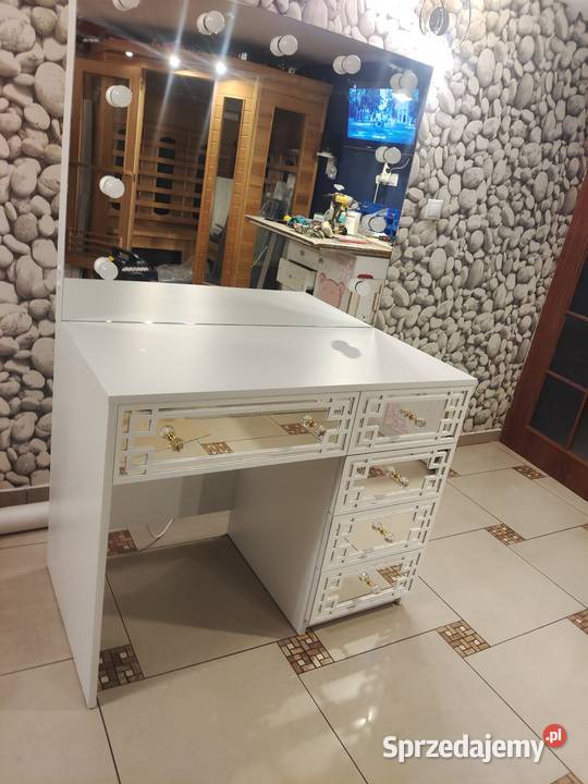 Toaletka z lustrem kosmetycznym