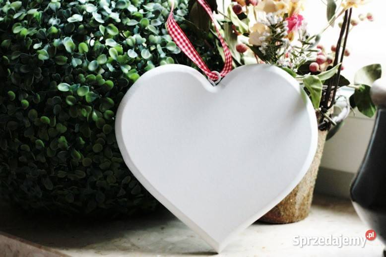 Duże drewniane serce na wstążce wielkopolskie