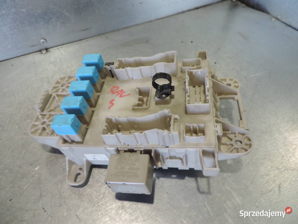 TOYOTA RAV4 II 20 D4D SKRZYNKA BEZPIECZNIKÓW Nowy Sącz