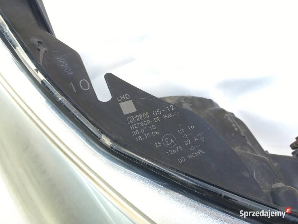 Toyota Avensis t27 lampa przednia prawa