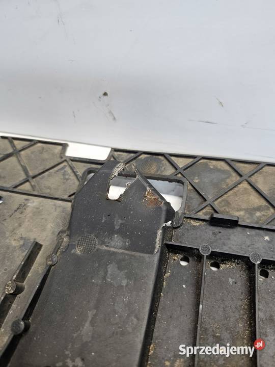 OSŁONA PŁYTA POD ZDERZAK AUDI Q3 8U 8U0807233A Przystajń