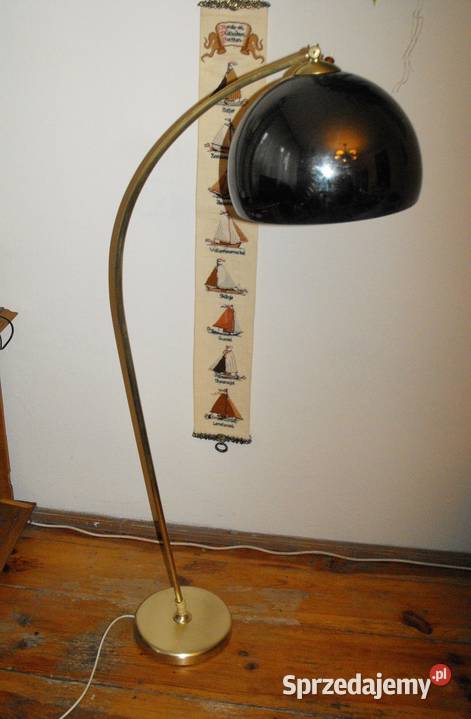 Mosiężna lampa podłogowa z metalowym kloszem