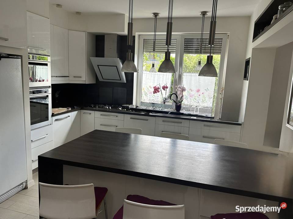 Wolnostojący dom na osiedlu Rogi w rejonie Konstantynów Łódzki