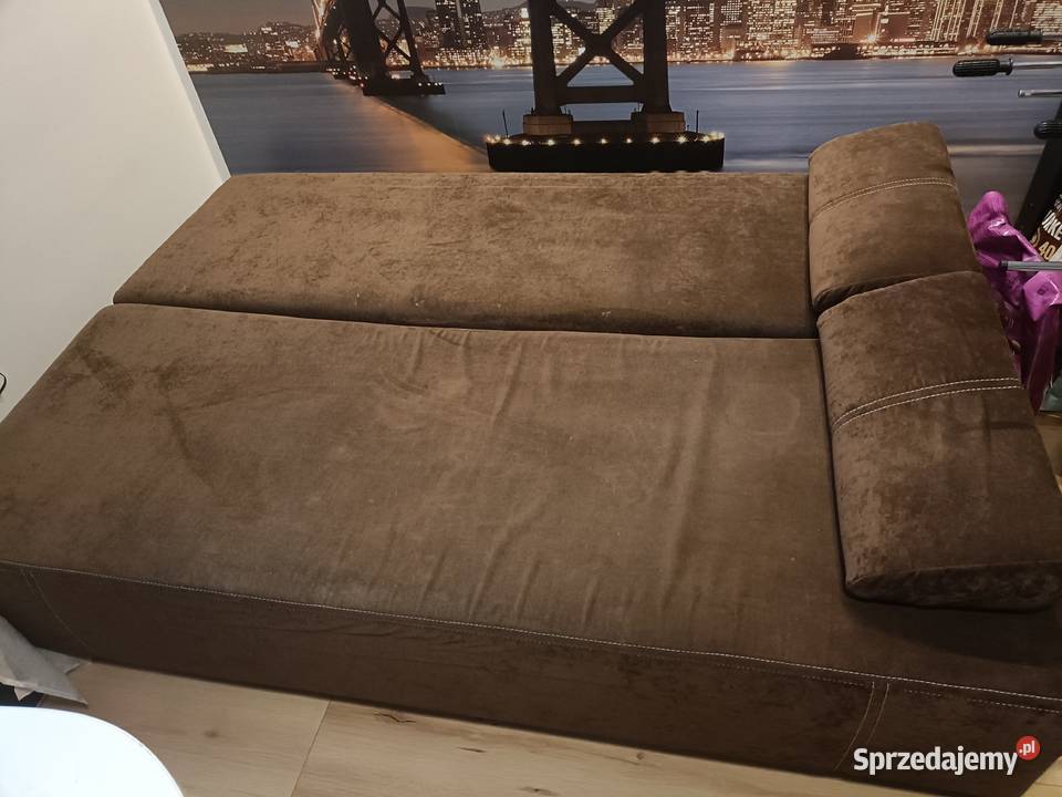 Łóżko z poduszkami w stanie Łask