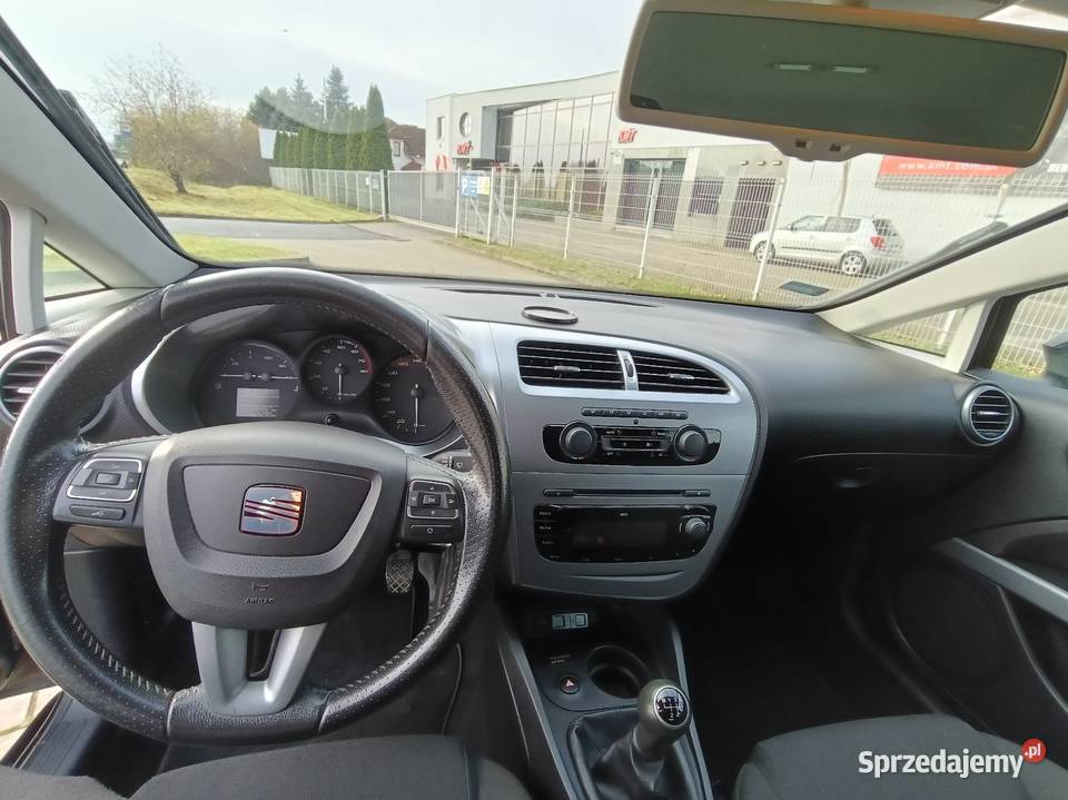 Seat León 2010r 14 benzyna 6 biegów czarny Słupsk sprzedam