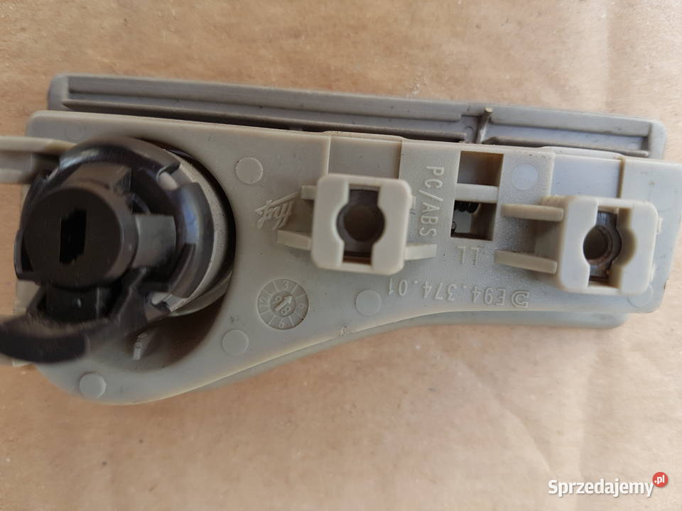 klameczka w desce konsoli schowka Mercedes CLK deski rozdzielcze, konsole Gdańsk