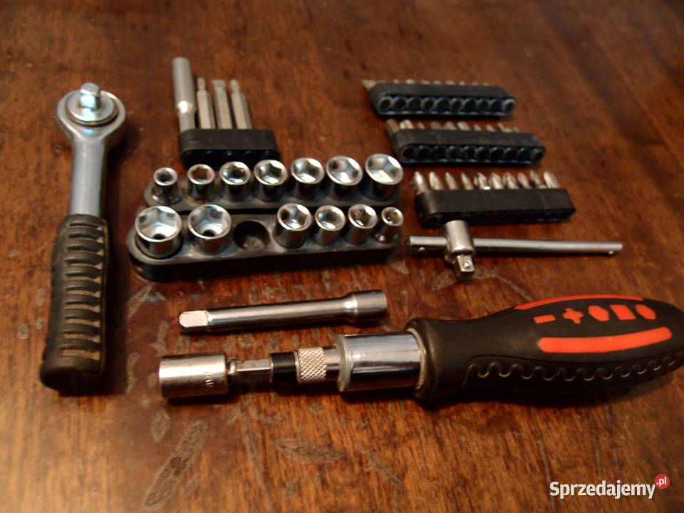 Zestaw kluczy nasadkowych wkrętak wielofunkcyjny
