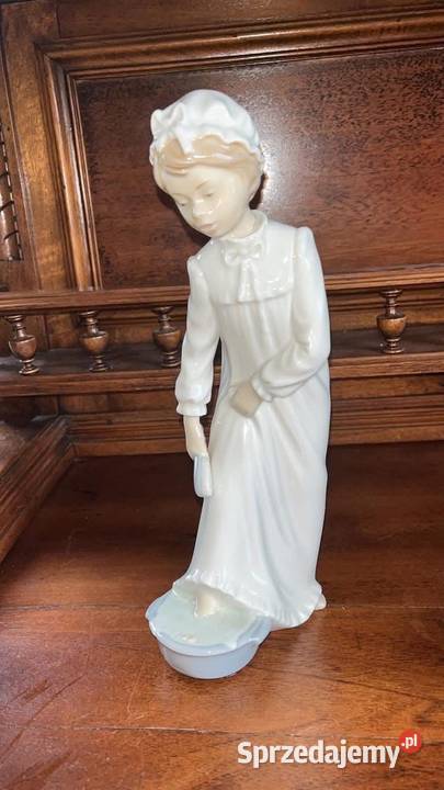 Figurka dziewczyny myjącej nogi 1966r Lladro Porcelana i szkło Gdańsk