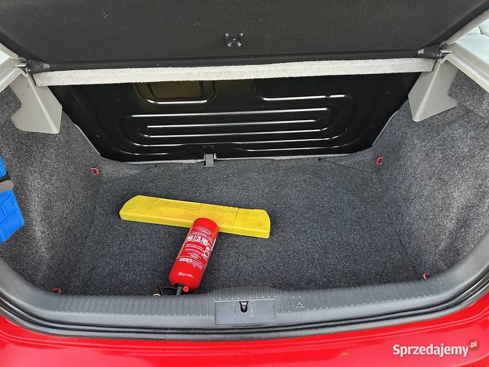 Volkswagen Polo 12 benzyna 54 I rej 2005 Wersja czerwony Warszawa