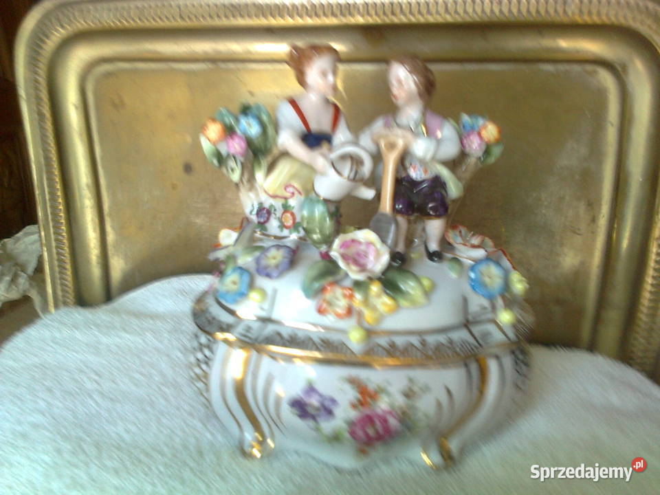 Piękna Porcelanowa szkatuła z figuramiSygnowana Kalisz