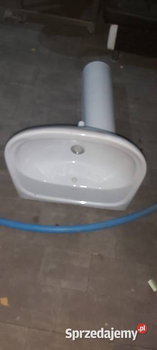 Umywalka ze stopką widoczna na zdjęciu Sonina sprzedam