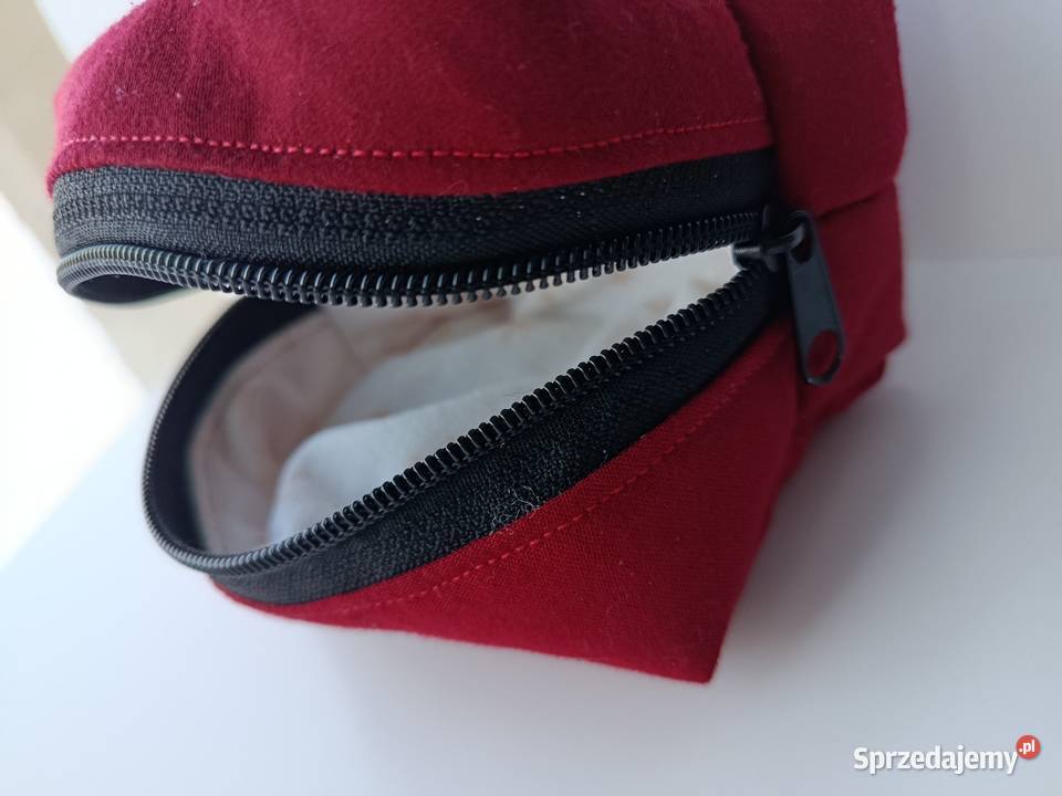 Kosmetyczka czerwona materiałowa w śnieżynki