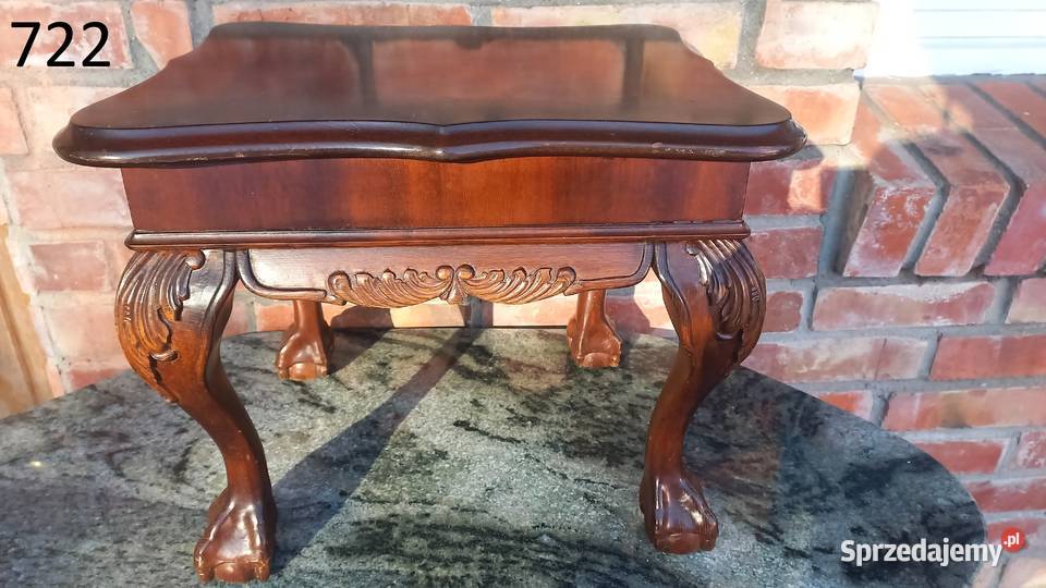 Drewniany stolik boczny w stylu Chippendale z Meble Gawroniec