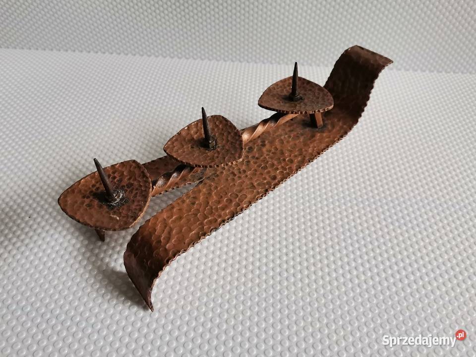 Stary miedziany świecznik metaloplastyka design