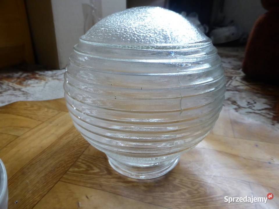 Stara lampa ukośna z kloszem z grubego szkła