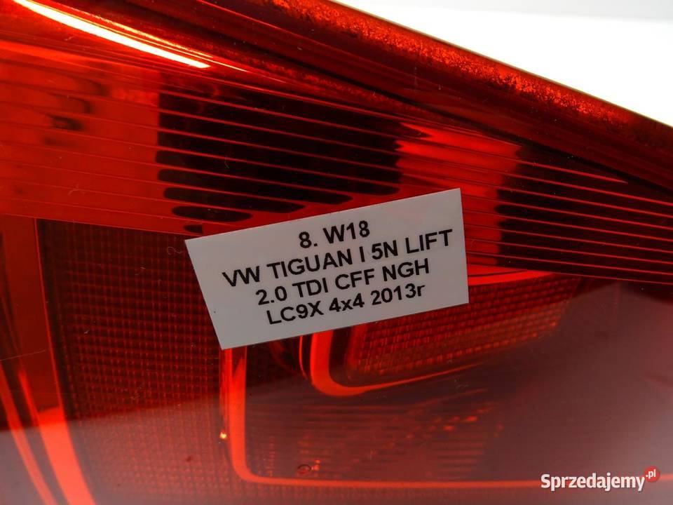 LAMPA LEWA LEWY TYŁ TYLNA W KLAPE 5N0945309 VW