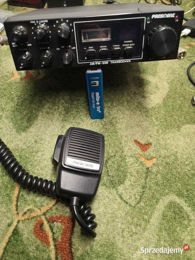 CB Jackson z anteną samochodową i CB radia