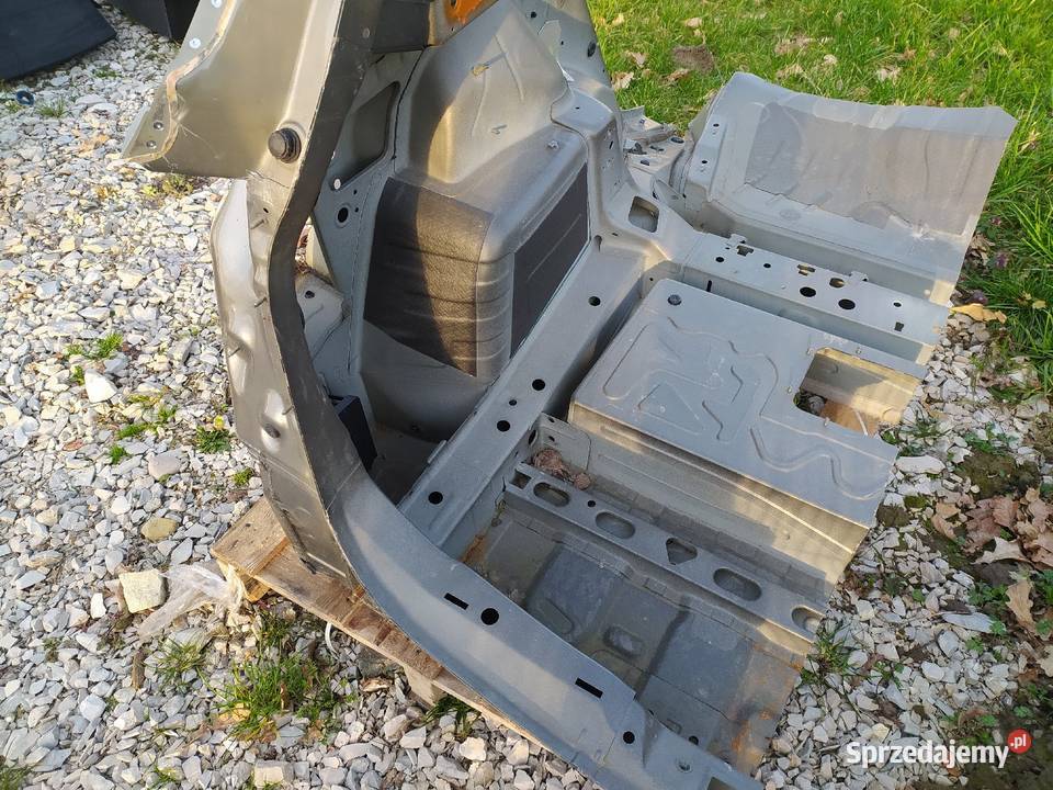 Ćwiartka podłużnica lewy tył BMW F45 Active Zestawy części blacharskich Tarnów