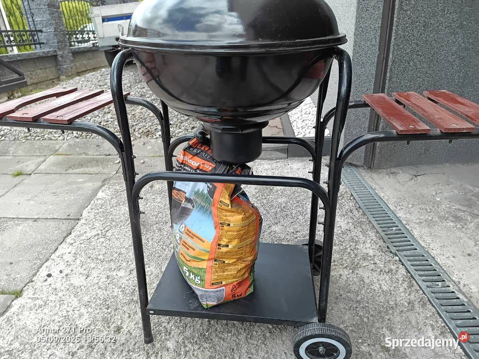 Grill węglowy z pokrywą półkami i kółkami śląskie