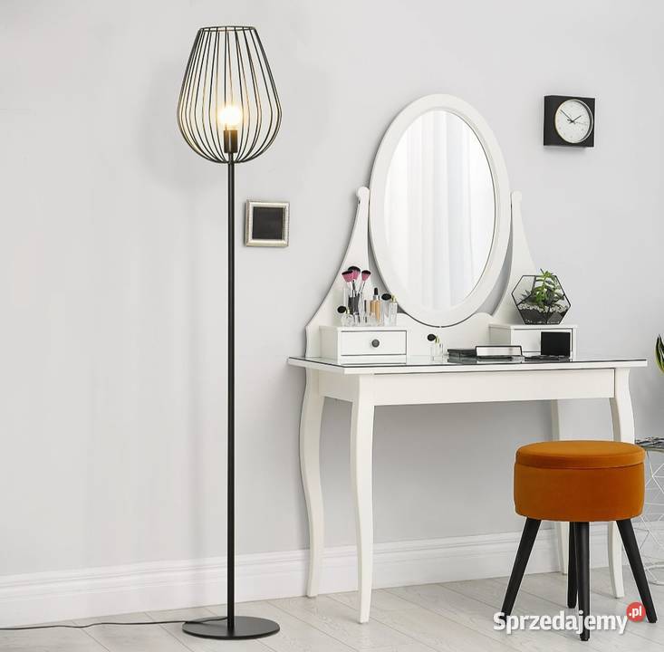 Lampa podłogowa z metalową podstawą z Brzesko