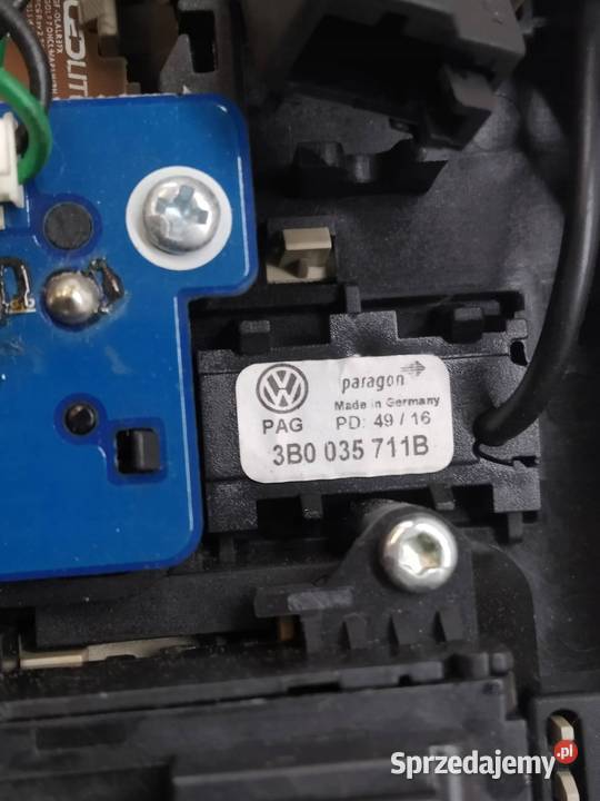 LAMPKA PODSUFITKI 3B0035711B 3V5867591 Skoda świętokrzyskie sprzedam