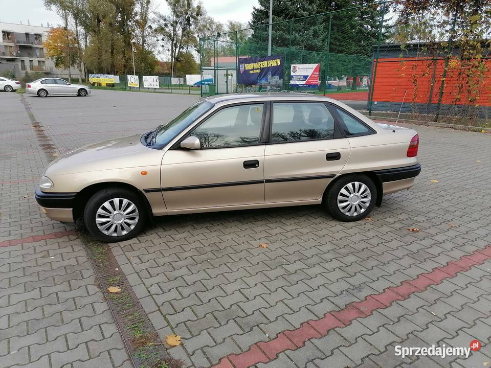 Opel Astra 16 bg hak opłaty do maja 2021 kujawsko-pomorskie Toruń