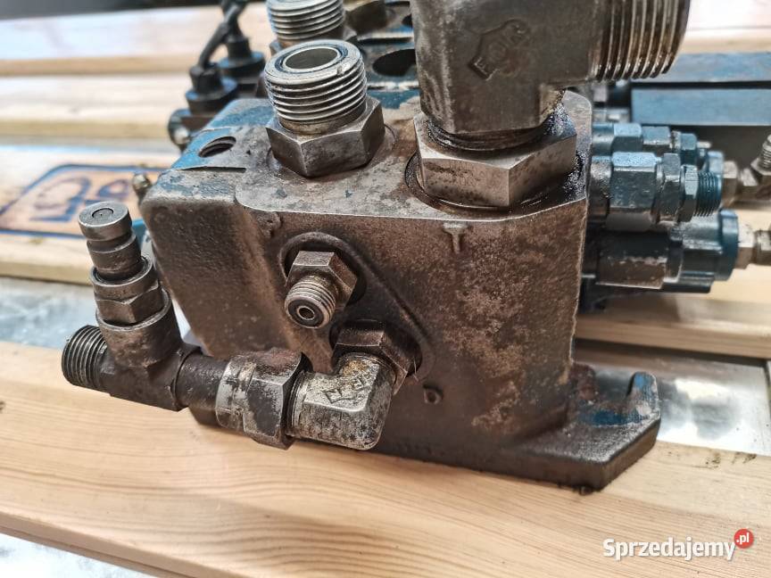 Holland LM 5040 Rozdzielacz hydrauliczny