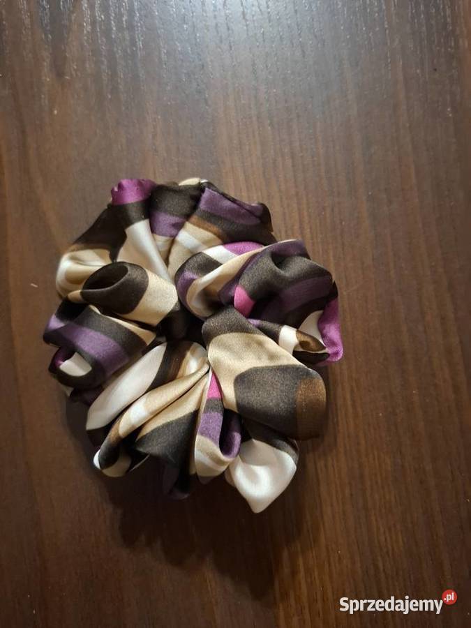 Gumką do włosów scrunchie Smolice