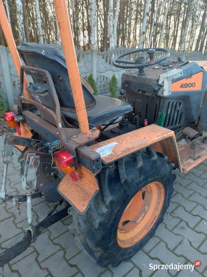Traktor Agria 4900 z pługiem do śniegu