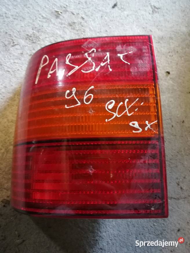 VW PASSAT B4 LAMPA TYŁ LEWA KOMBI 3A9945111