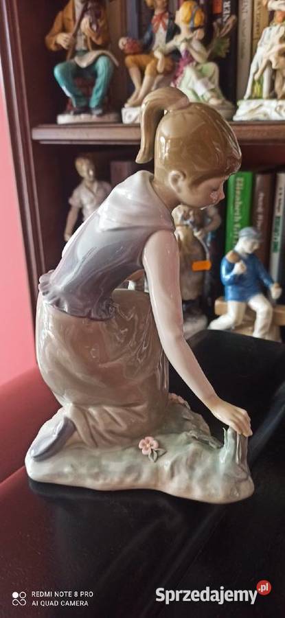 Figurka Dziewczyna zrywająca kwiaty Lladro Spain Gdańsk