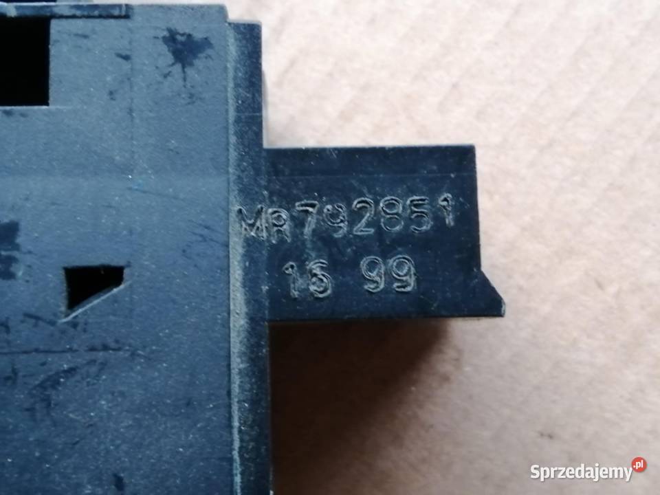 Przełącznik szyby Mitsubishi Carisma MR792851 Panele sterowania, przełączniki