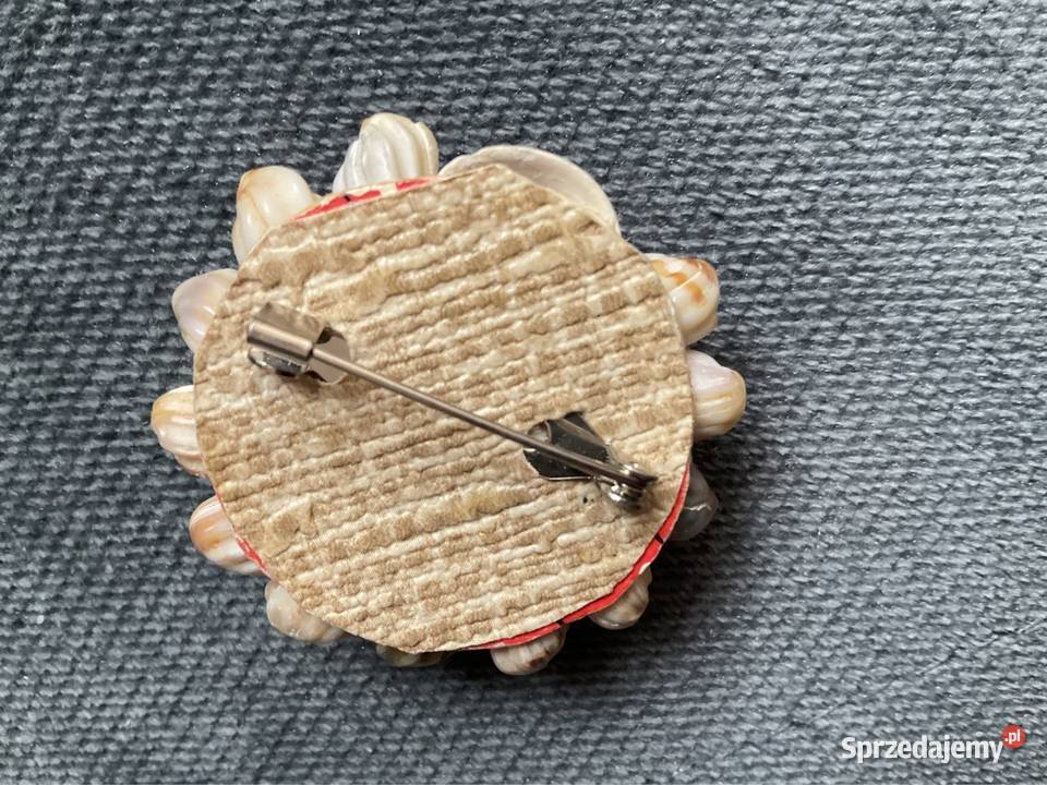 Broszka z muszli wykonana ręcznie w stylu Kraków