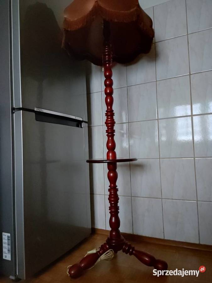 Lampa podłogowa że stolikiem Kętrzyn