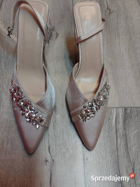 39 Beżowe bogato zdobione czółenka wieczorowe z Kraków