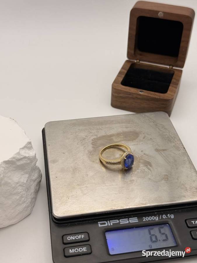 Cudowny złoty pierścionek 18K z szafirem i Szczecin