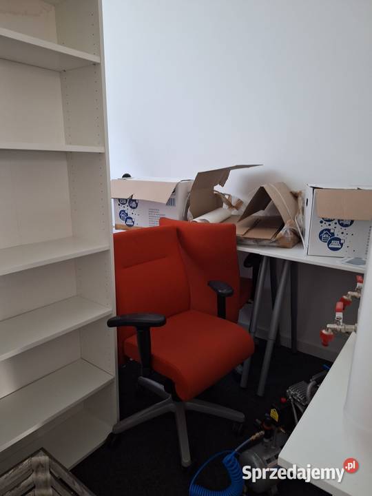 Syndyk sprzeda wyposażenie biurowe i