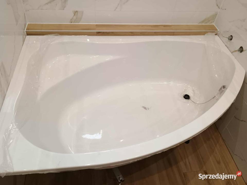 Wanna asymetryczna nowa lewa z folią