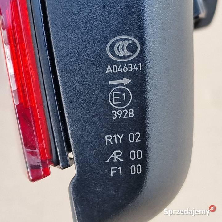 VW PASSAT B8 KOMBI LAMPA PRAWA TYLNA W KLAPĘ osobowe Bieleń