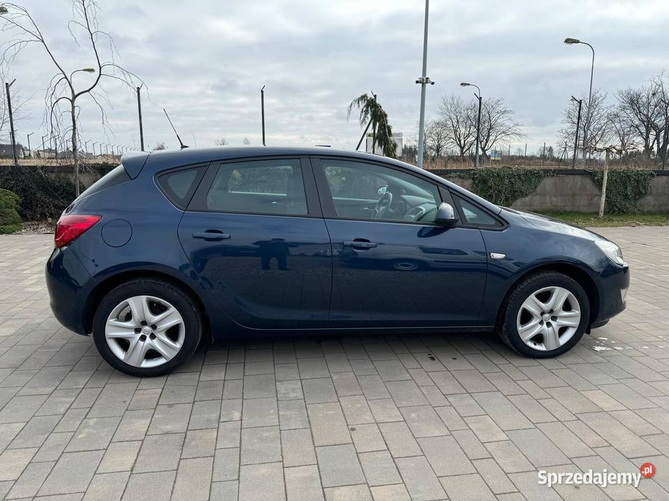 opel astra J 14 benzyna 140 niski przebieg 1364cm3 Dzierżążno