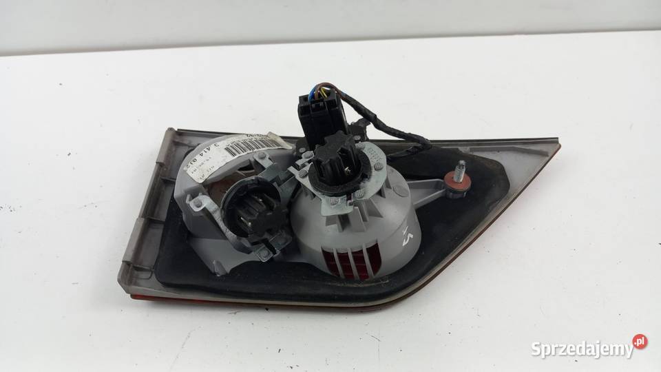 BMW X3 E83 LAMPA TYŁ PRAWA W KLAPĘ Zbierkowo